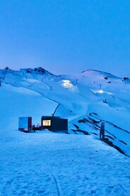 雪地中的小屋