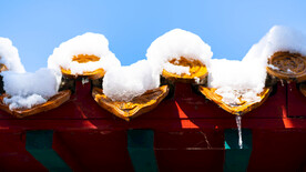 辽宁抚顺高尔山风景屋檐积雪冰凌