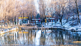 辽宁抚顺高尔山风景区湖水倒影