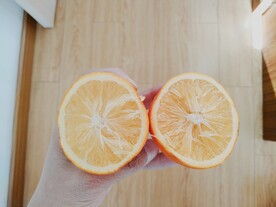 手拿橙子