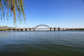 蓝天大桥河岸风光