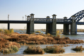 洛河岸边跨河大桥