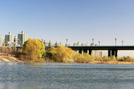 河岸城市建筑摄影