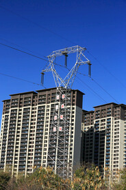 高楼旁的高压线