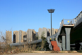 立交桥旁边高层建筑