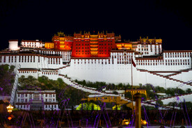 西藏拉萨布达拉宫广场夜景近景
