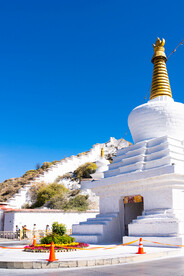 西藏拉萨布达拉宫广场前白塔