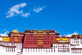 西藏拉萨布达拉宫广场观布达拉宫