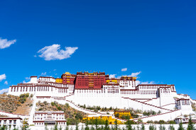 西藏拉萨广场近观布达拉宫