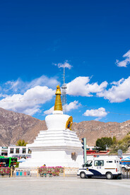 西藏拉萨布达拉宫广场西侧白塔