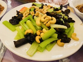 宴席菜腰果芹菜凉拌木耳