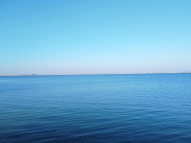 蓝色湖面跨湖大桥