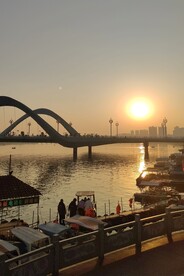 湖面阳光倒影波纹晚霞风景