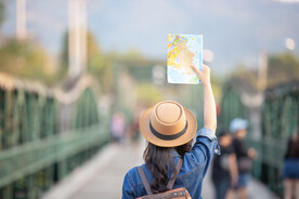 青春女孩旅行背影