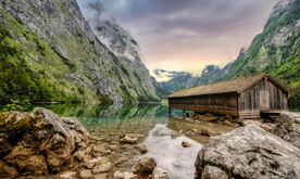 国王湖上湖的木屋群山