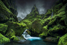 溪流与山间长满青苔的岩石