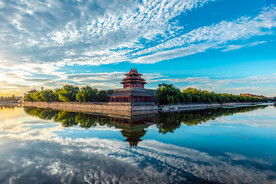 早晨蓝天白云下的故宫角楼