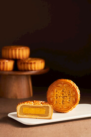 切开的广式蛋黄月饼