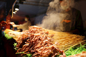 烤鱿鱼须特写美食摄影