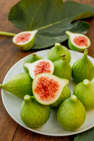 摆放在盘子里的无花果