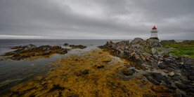 阴天海边矗立着的灯塔