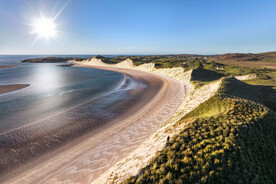 耀眼阳光下的群山海景摄影