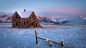 一场大雪过后的群山与小屋