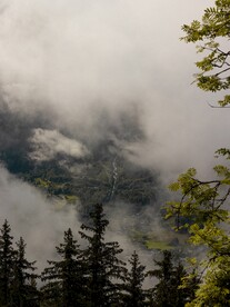 云雾笼罩着的山间风光摄影
