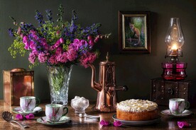 餐桌上的插花与蛋糕等摄影