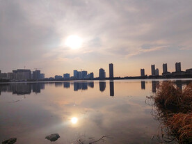 湖边夕阳倒影
