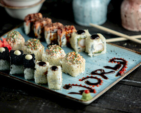 佐以酱料的寿司卷特写摄影