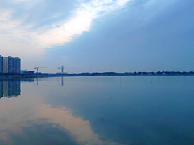 阴天湖泊风景