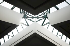 仰视天空建筑         