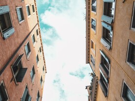 仰视天空建筑         
