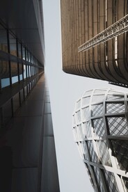 仰视天空建筑         