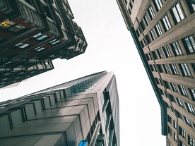 仰视天空建筑         