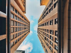 仰视天空建筑         