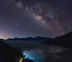 中国四川川西巴朗山银河星空公路