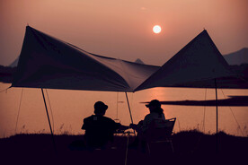 黄昏情侣湖畔露营