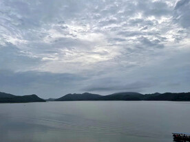 云层与湖水