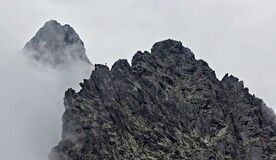 黑色山峰云气