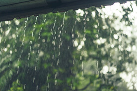 屋檐下雨背景