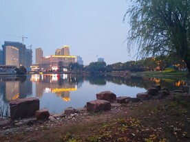 湖边城市夜景