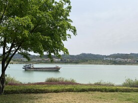 江中小船
