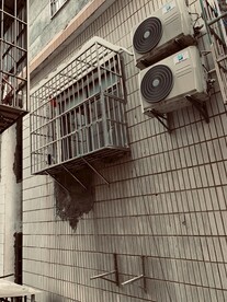 城中村空调窗户