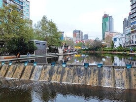 河中拦水坝