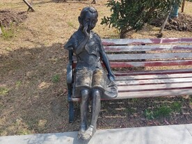 小女孩雕塑