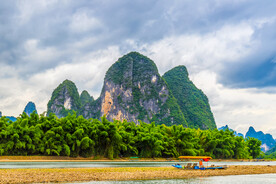 湖水远山天空背景