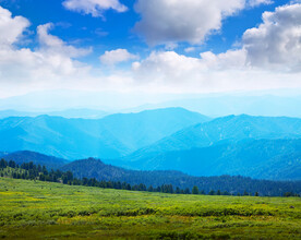 远山天空背景