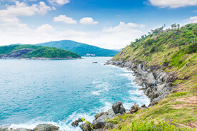 大海远山天空背景